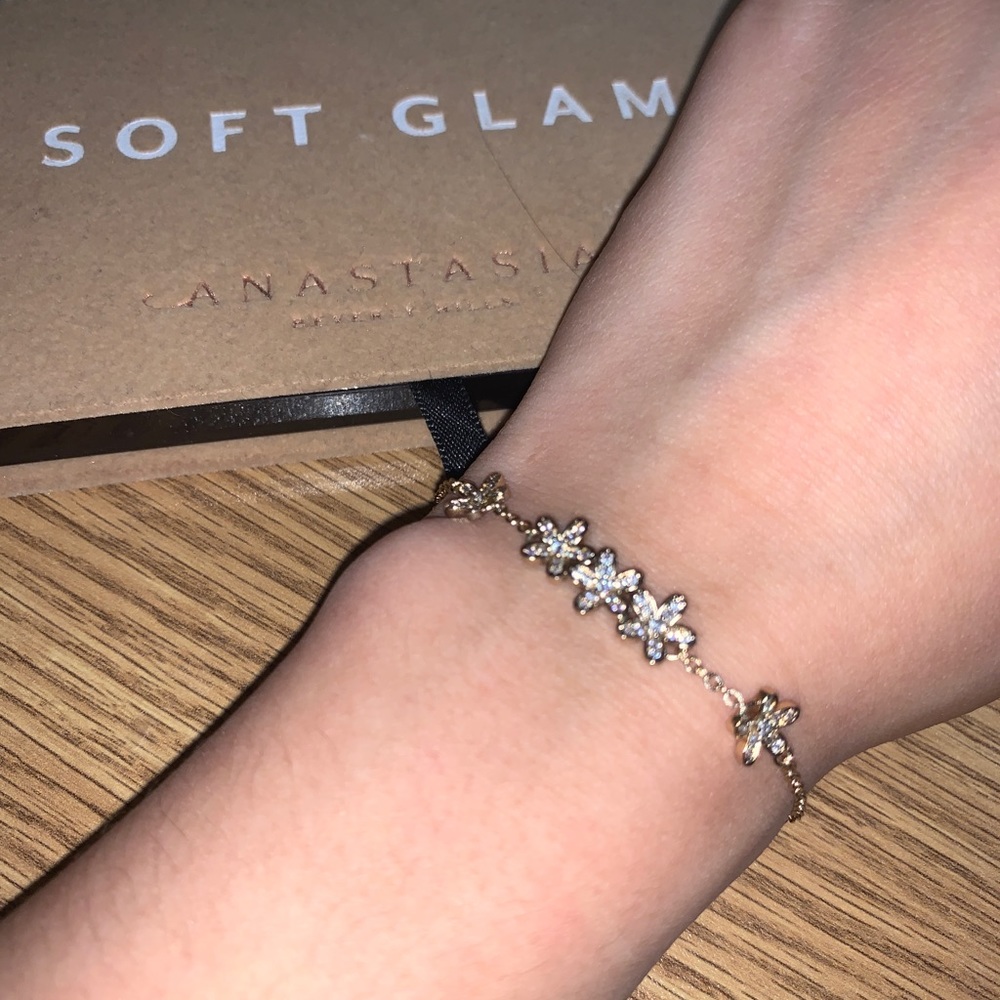 Floral bracelet with diamonds